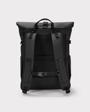 Rolltop Rucksack Herren 'Harvey Large' in Schwarz mit verstellbaren Schultergurten und gepolstertem Rückenbereich