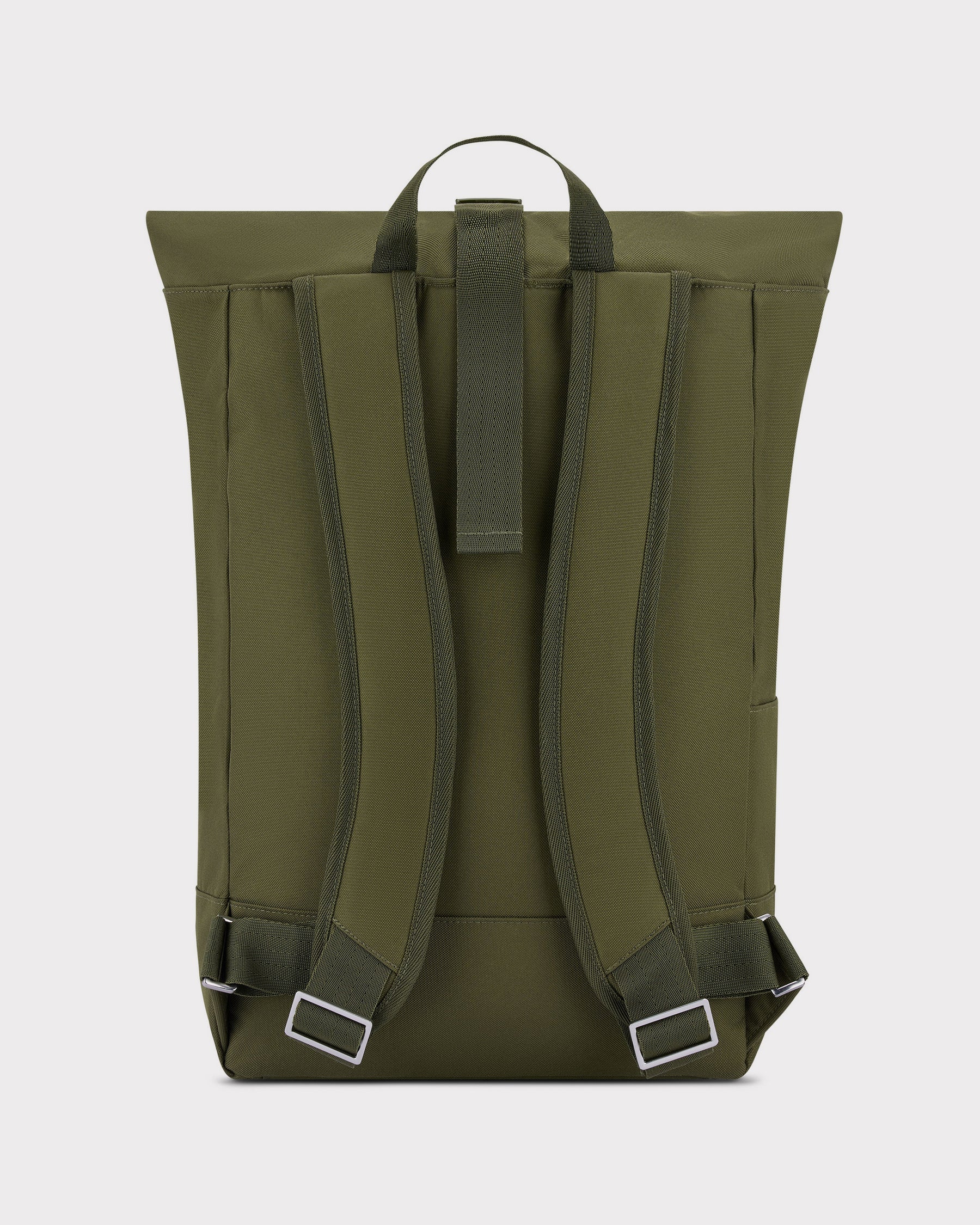 Rückansicht des olivgrünen Rolltop-Rucksacks ‚Robin Large‘ von Johnny Urban mit gepolsterten Schultergurten und Trageschlaufe