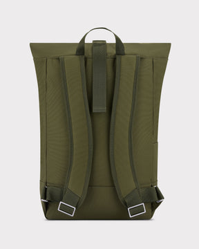 Rückansicht des olivgrünen Rolltop-Rucksacks ‚Robin Large‘ von Johnny Urban mit gepolsterten Schultergurten und Trageschlaufe