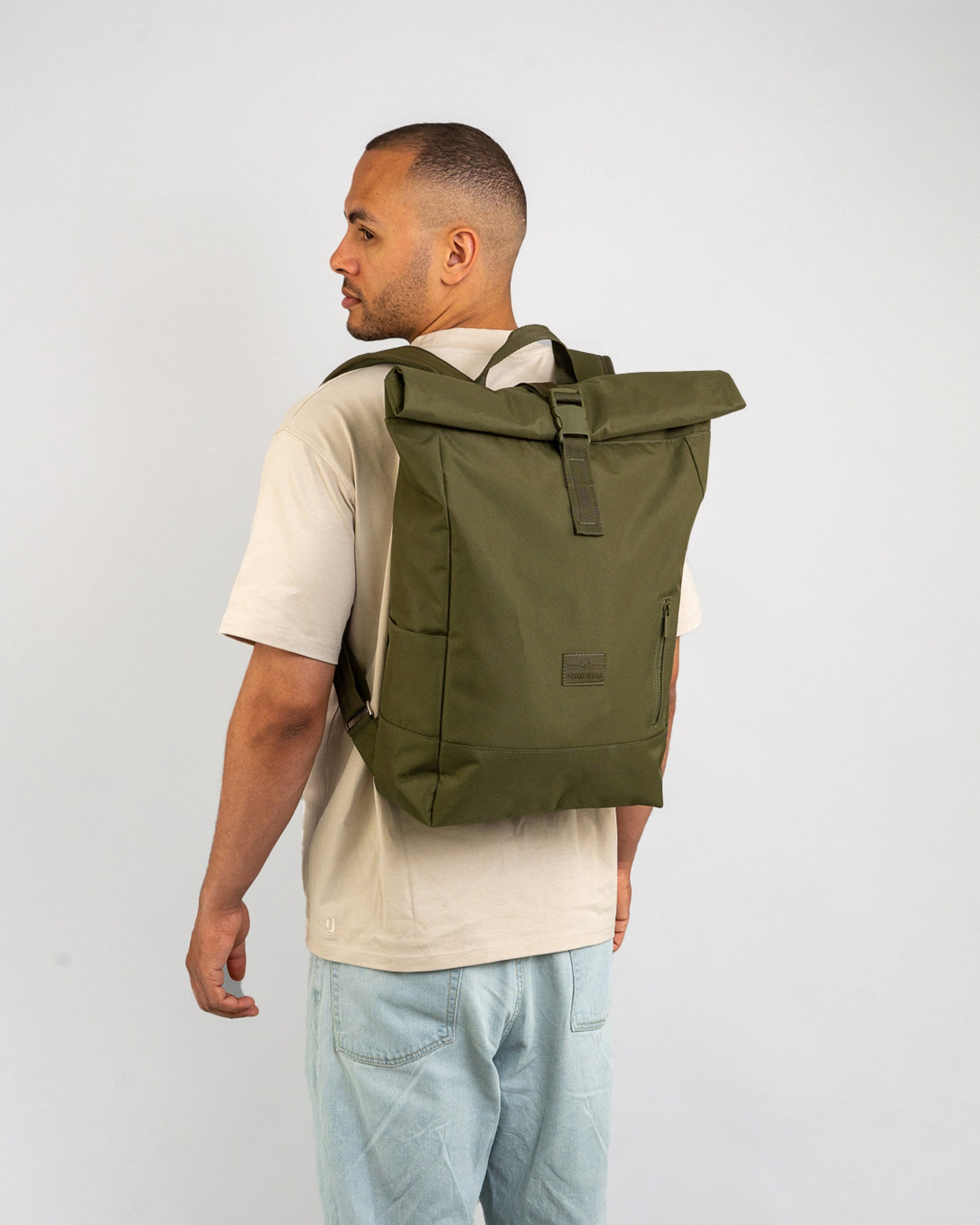 Mann von hinten mit olivgrünem Rolltop Rucksack 'Robin Large' von Johnny Urban