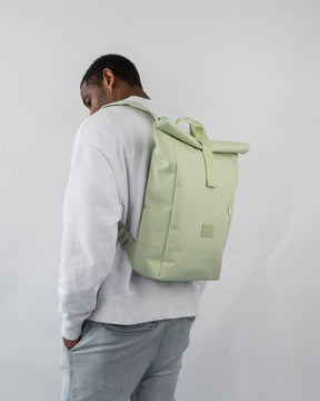 Mann von hinten mit hellem Rolltop-Rucksack 'Robin Medium' in Limettengrün