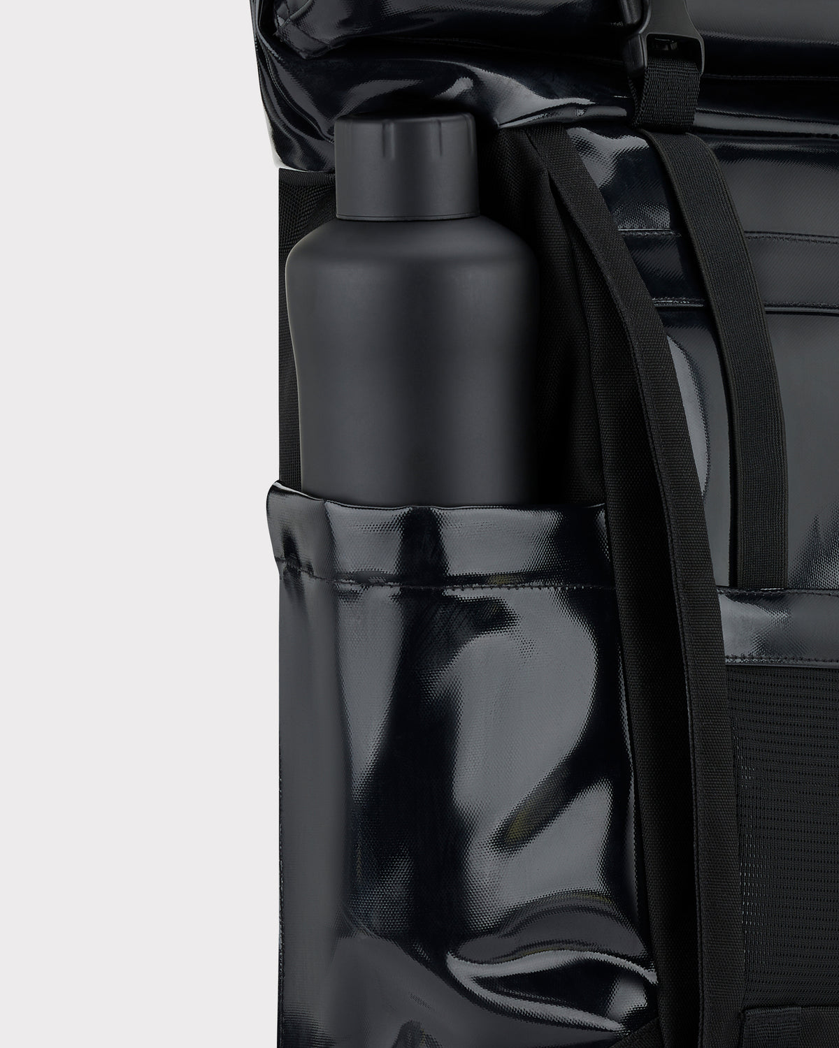 Schwarzer Johnny Urban Rolltop Rucksack 'Ashton' mit glänzendem Material und einer Wasserflasche in der Seitentasche