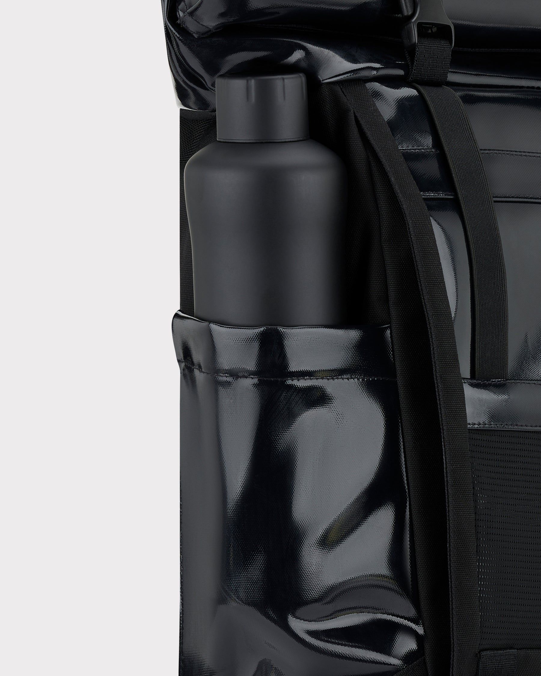 Schwarzer Johnny Urban Rolltop Rucksack 'Ashton' mit glänzendem Material und einer Wasserflasche in der Seitentasche
