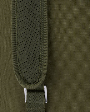 Grüner, gepolsterter Schulterriemen eines Rolltop Rucksacks Robin Medium von Johnny Urban