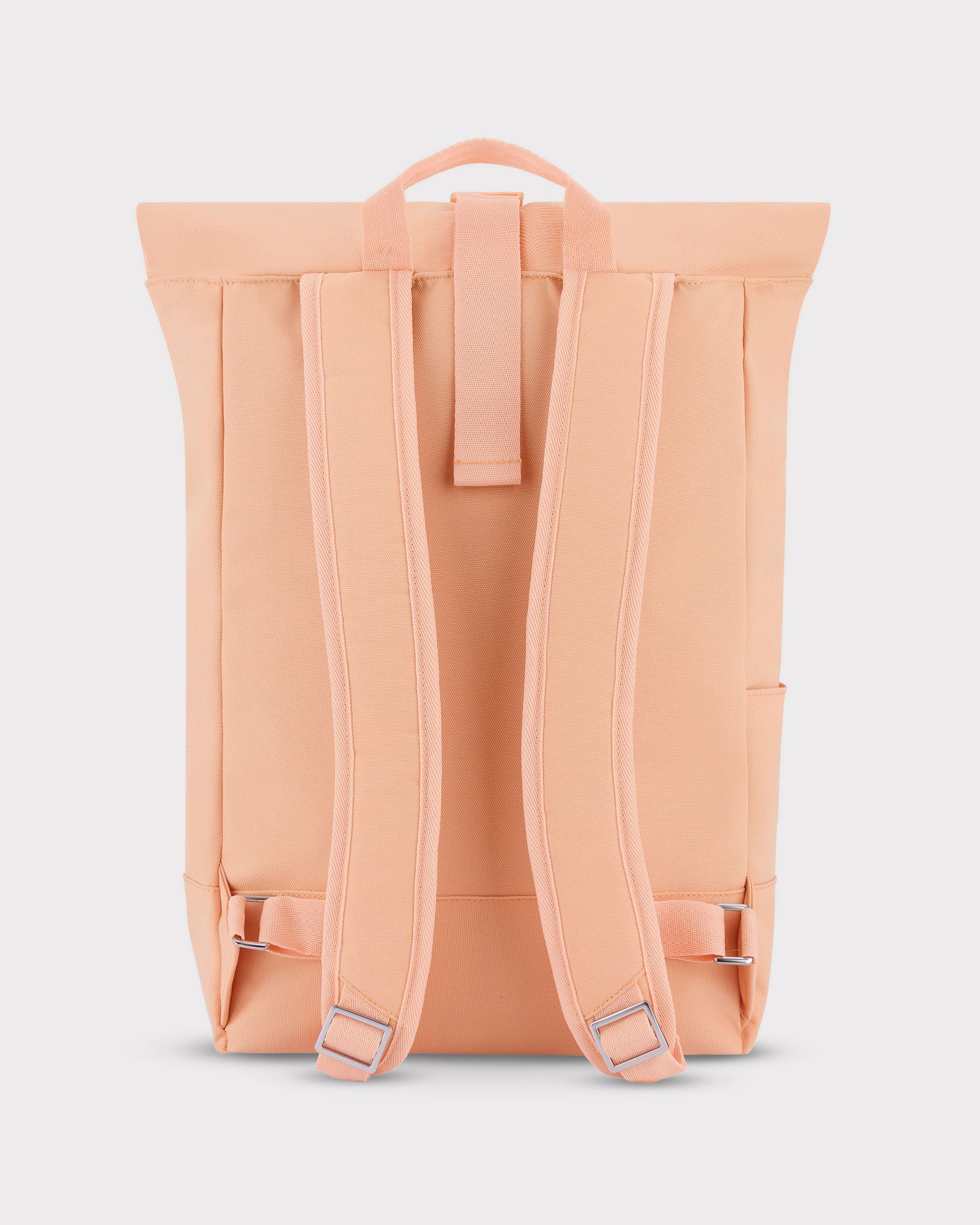 Rückseite des Johnny Urban Robin Medium Rolltop-Rucksacks in Pfirsich mit gepolsterten Schulterriemen