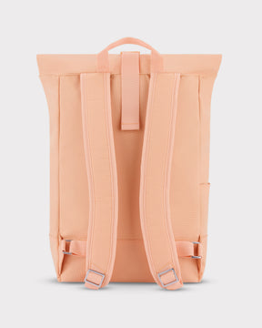 Rückseite des Johnny Urban Robin Medium Rolltop-Rucksacks in Pfirsich mit gepolsterten Schulterriemen