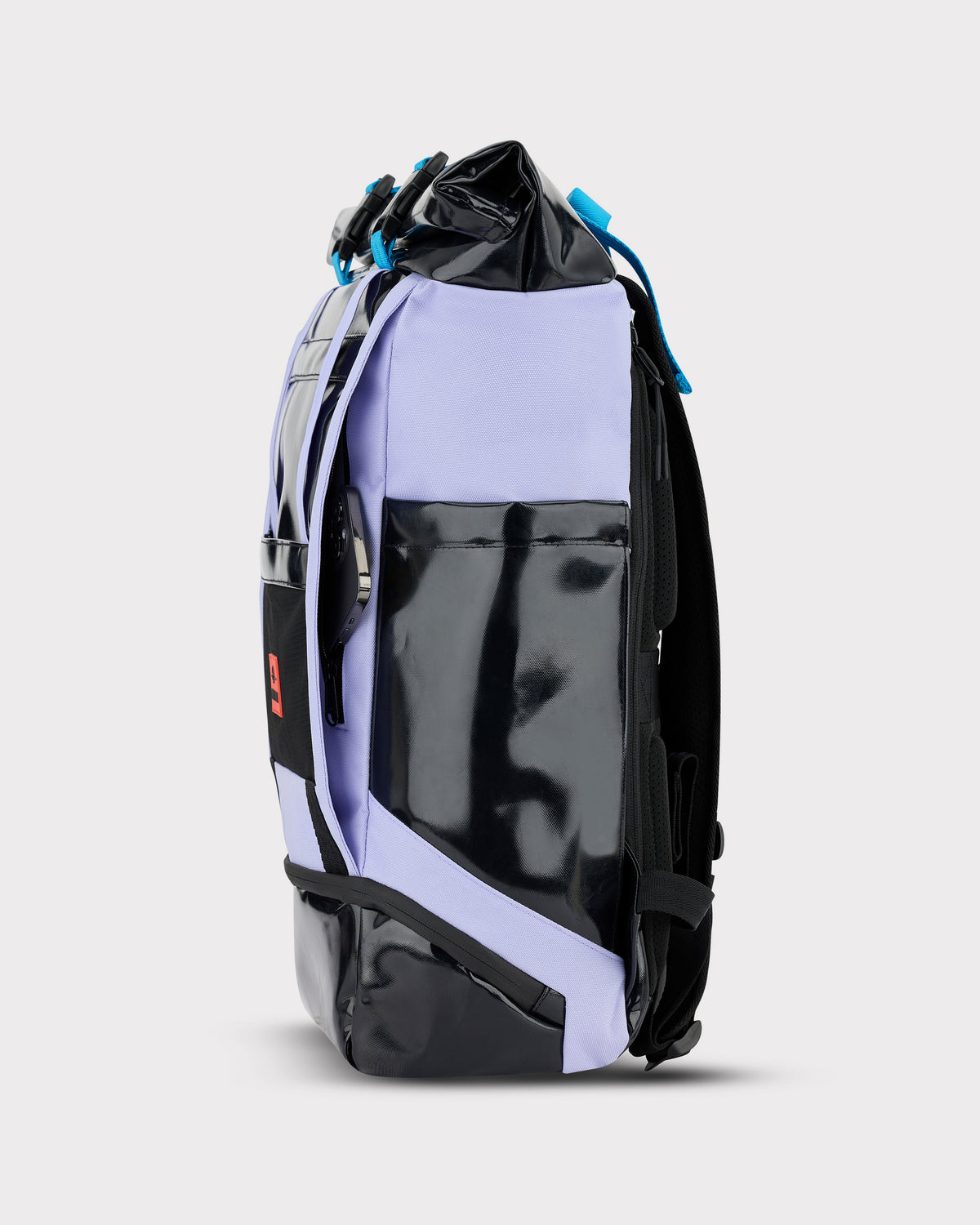 Rolltop-Rucksack 'Ashton' mit schwarzem Lack und fliederfarbenem Textil, seitliche Ansicht