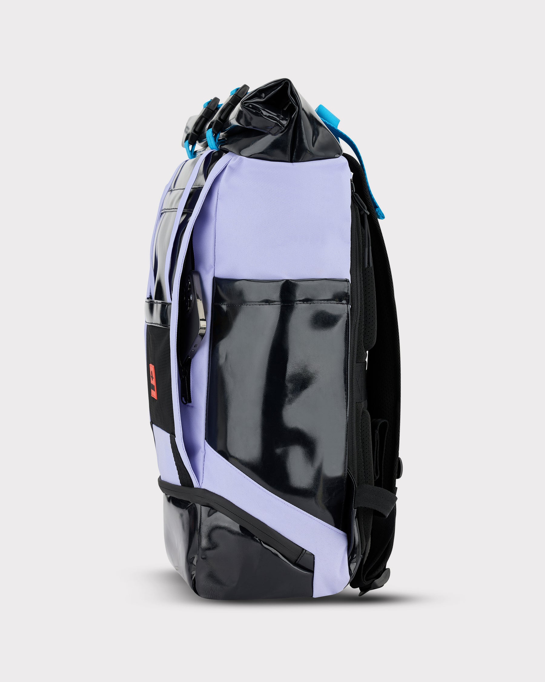 Rolltop-Rucksack 'Ashton' mit schwarzem Lack und fliederfarbenem Textil, seitliche Ansicht
