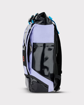Rolltop-Rucksack 'Ashton' mit schwarzem Lack und fliederfarbenem Textil, seitliche Ansicht