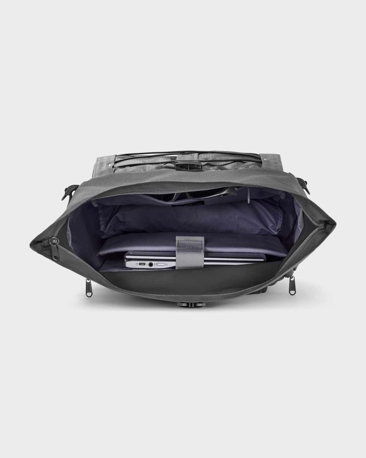 Geöffneter grauer Rolltop Rucksack Allen Large Move mit Laptopfach und eingestecktem Laptop