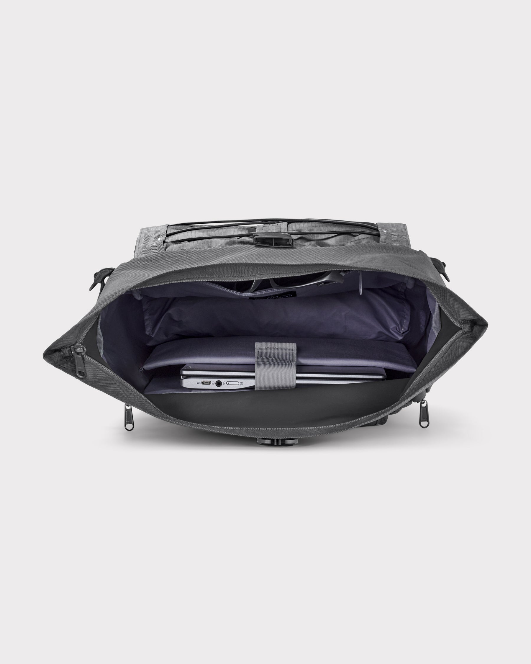 Geöffneter grauer Rolltop Rucksack Allen Large Move mit Laptopfach und eingestecktem Laptop