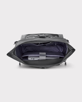 Geöffneter grauer Rolltop Rucksack Allen Large Move mit Laptopfach und eingestecktem Laptop