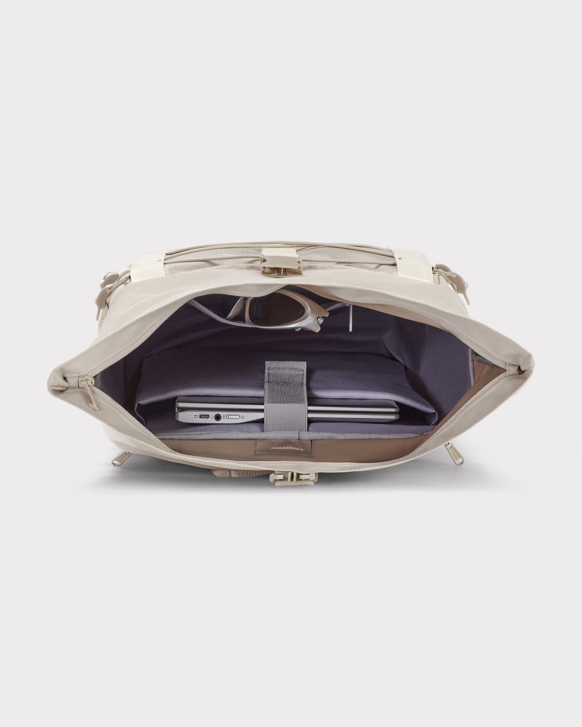 Offener Rolltop Rucksack 'Allen Large Move' in Sandfarbe mit Laptopfach und Sonnenbrille im Innenraum