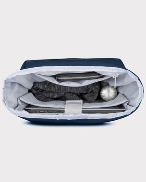 Blauer Rolltop Rucksack Johnny Urban 'Robin Medium' mit Laptop, grauem Pullover, Geldbeutel und Trinkflasche gefüllt