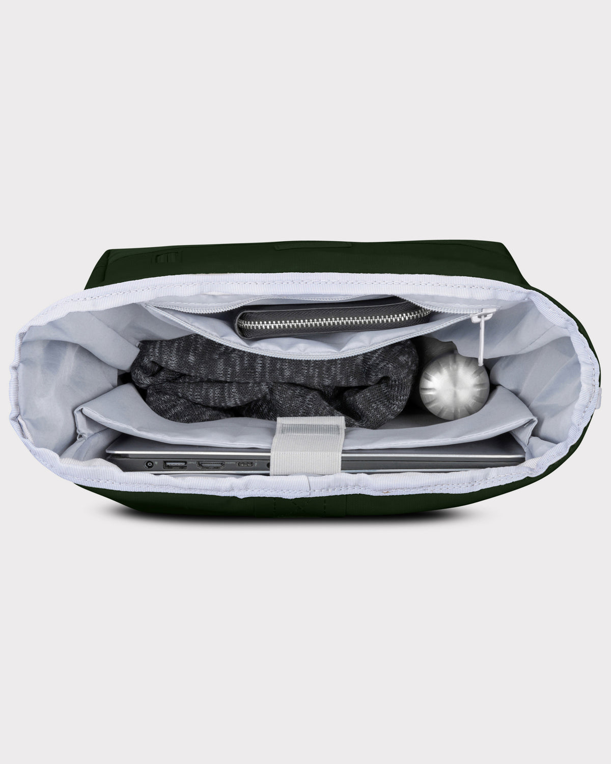 Innenansicht des Johnny Urban Rolltop Rucksack Robin Medium in Grün mit Laptopfach, grauem Pullover, Geldbörse und Trinkflasche