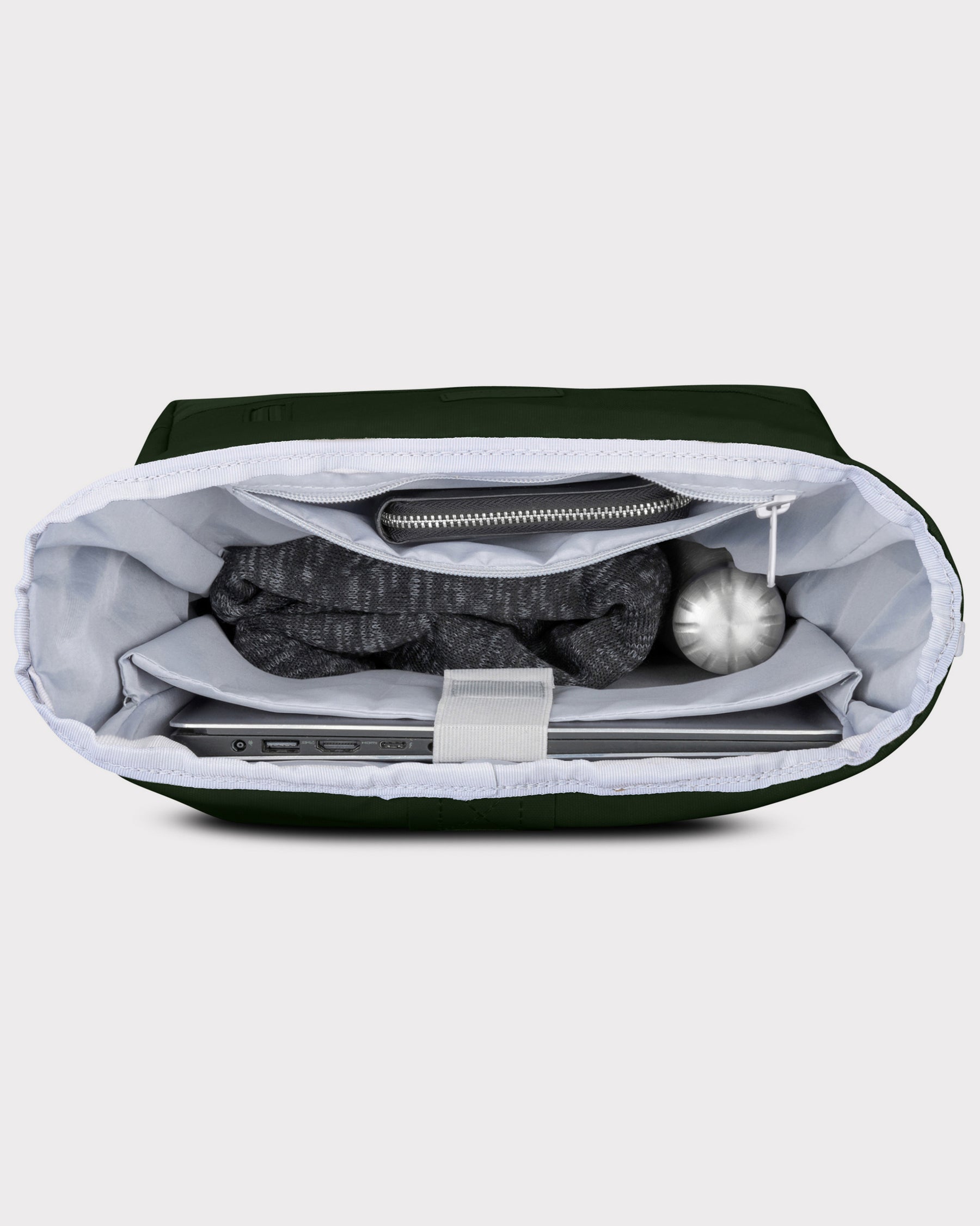 Innenansicht des Johnny Urban Rolltop Rucksack Robin Medium in Grün mit Laptopfach, grauem Pullover, Geldbörse und Trinkflasche