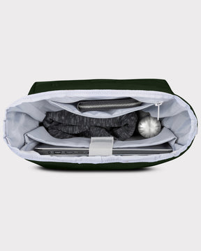 Innenansicht des Johnny Urban Rolltop Rucksack Robin Medium in Grün mit Laptopfach, grauem Pullover, Geldbörse und Trinkflasche
