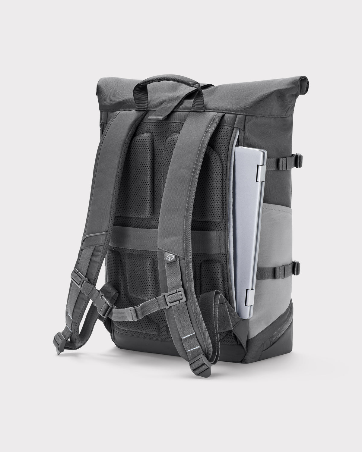 Rückseite des grauen Rolltop-Rucksacks 'Allen Large Move' mit Laptopfach und gepolsterten Schultergurten