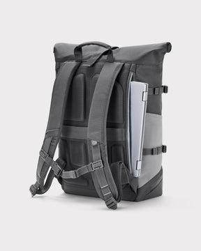 Rückseite des grauen Rolltop-Rucksacks 'Allen Large Move' mit Laptopfach und gepolsterten Schultergurten