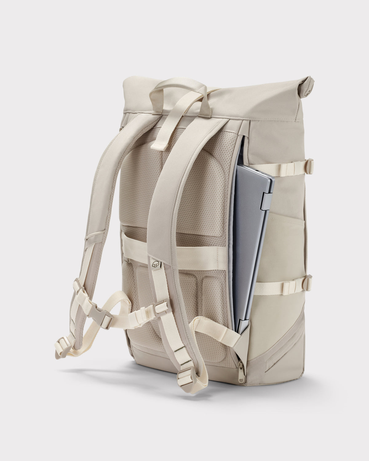 Johnny Urban Rolltop Rucksack Allen Large Move in Sand, Rückseite mit gepolsterten Schultergurten und offenem Laptopfach