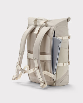 Johnny Urban Rolltop Rucksack Allen Large Move in Sand, Rückseite mit gepolsterten Schultergurten und offenem Laptopfach