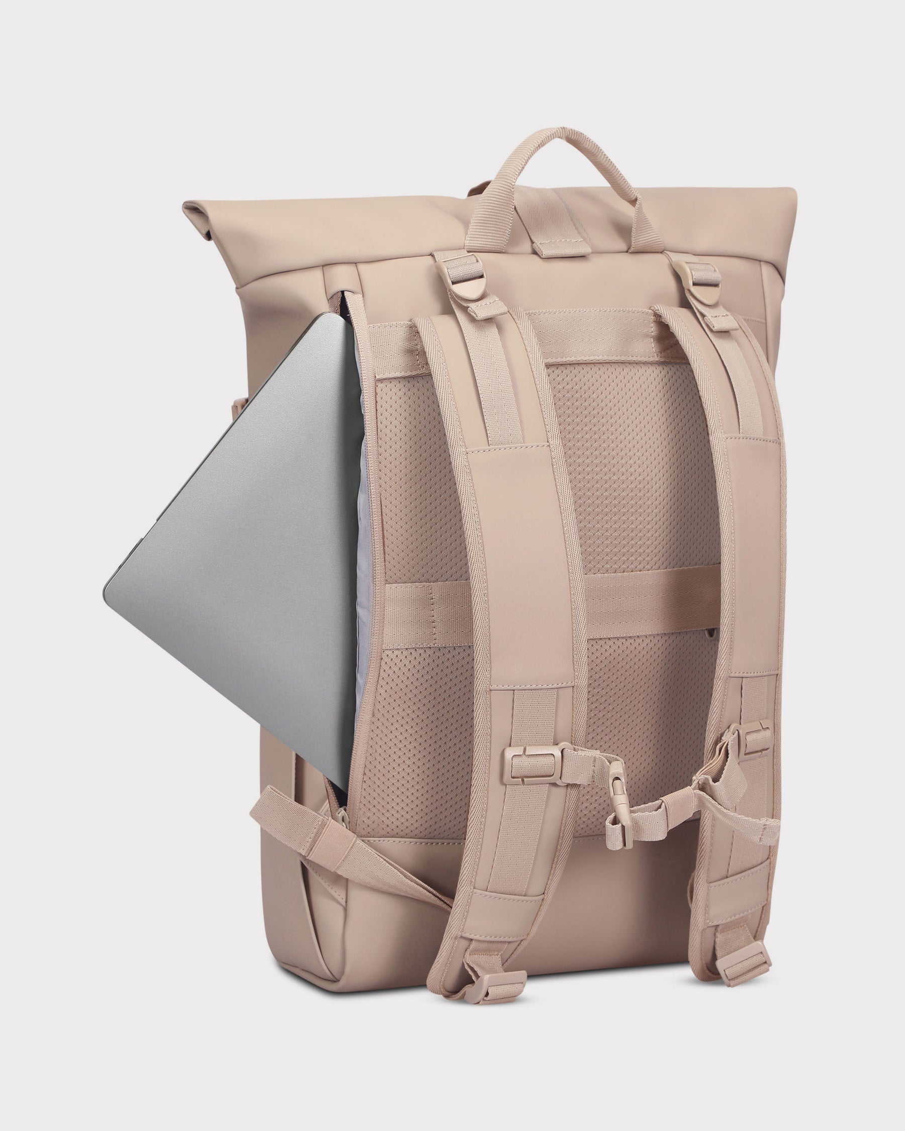 Rückenansicht des Rolltop Rucksacks 'Harvey Large' in Beige mit geöffnetem Laptopfach
