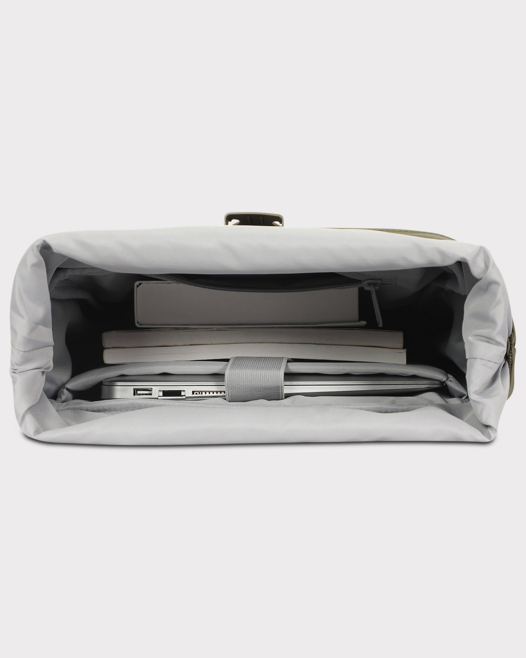 Innenansicht Rolltop-Rucksack 'Harvey Medium' mit Laptopfach, Laptop und Büchern