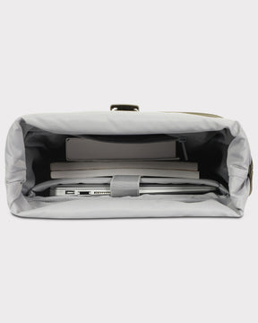 Innenansicht Rolltop-Rucksack 'Harvey Medium' mit Laptopfach, Laptop und Büchern