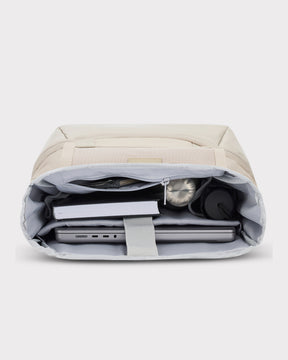 Beiger Johnny Urban Rolltop Rucksack 'Ashton' mit gepolstertem Laptopfach, Notebook und zwei kleinen Taschen im Innenraum