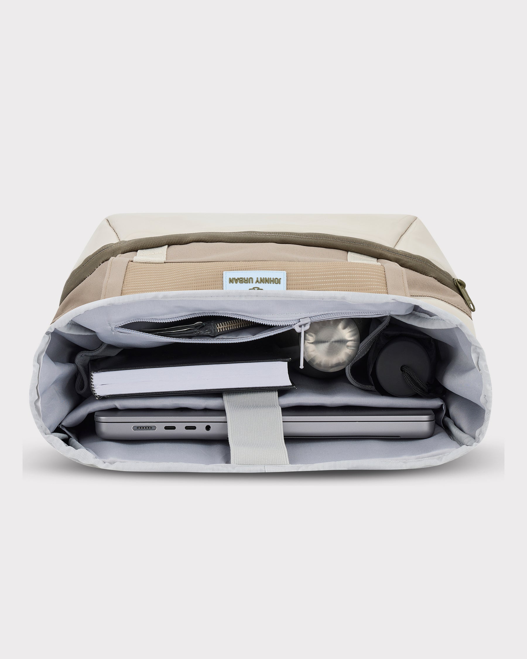 Beiger und sandfarbener Rolltop Rucksack 'Ashton' von Johnny Urban mit Laptopfach, Buch, Kosmetiktasche und Flasche gefüllt