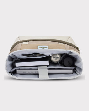 Beiger und sandfarbener Rolltop Rucksack 'Ashton' von Johnny Urban mit Laptopfach, Buch, Kosmetiktasche und Flasche gefüllt