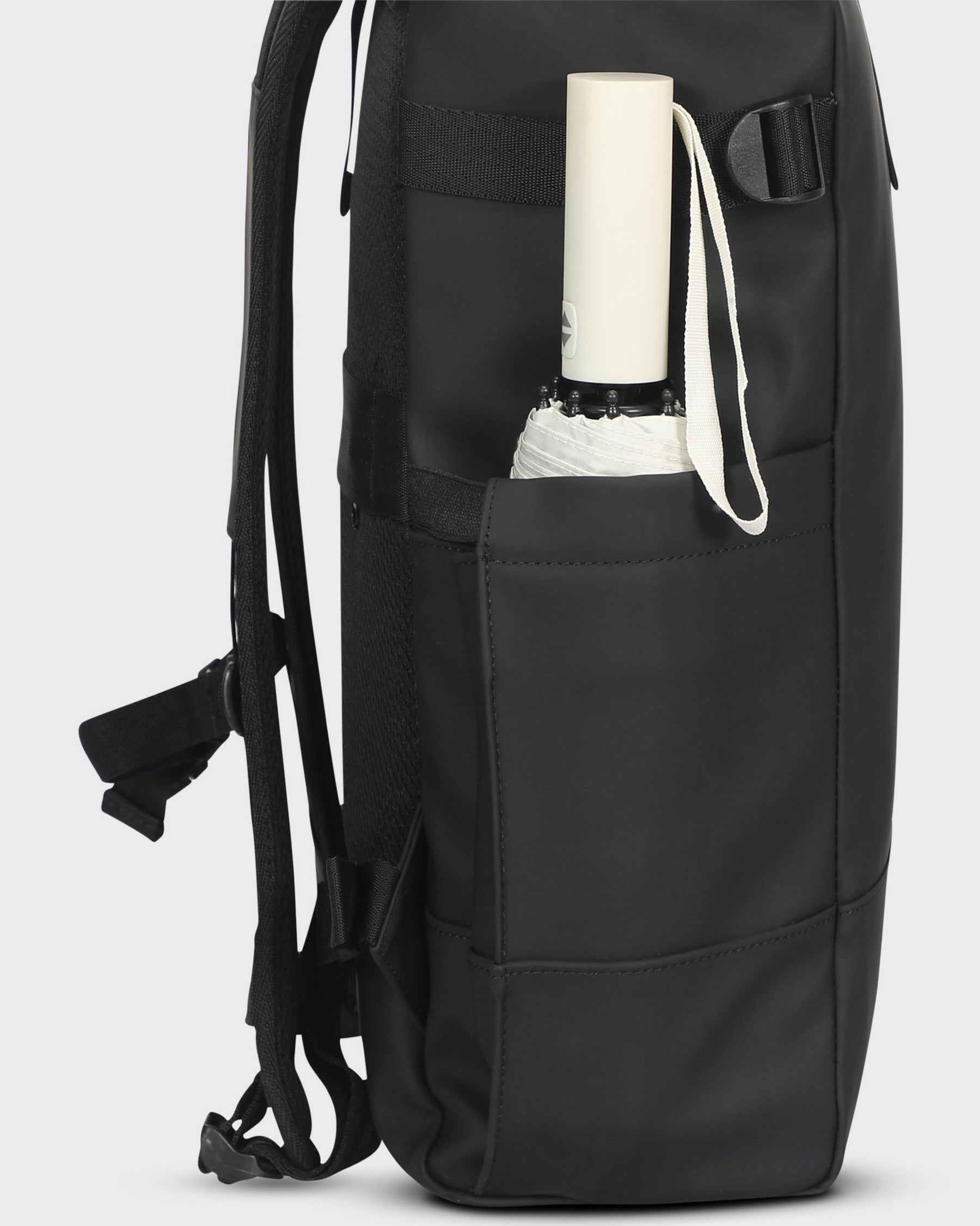 Schwarzer Rolltop Rucksack 'Harvey Large' mit Seitentasche und weißem zusammengefalteten Regenschirm