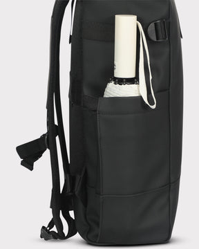 Schwarzer Rolltop Rucksack 'Harvey Large' mit Seitentasche und weißem zusammengefalteten Regenschirm