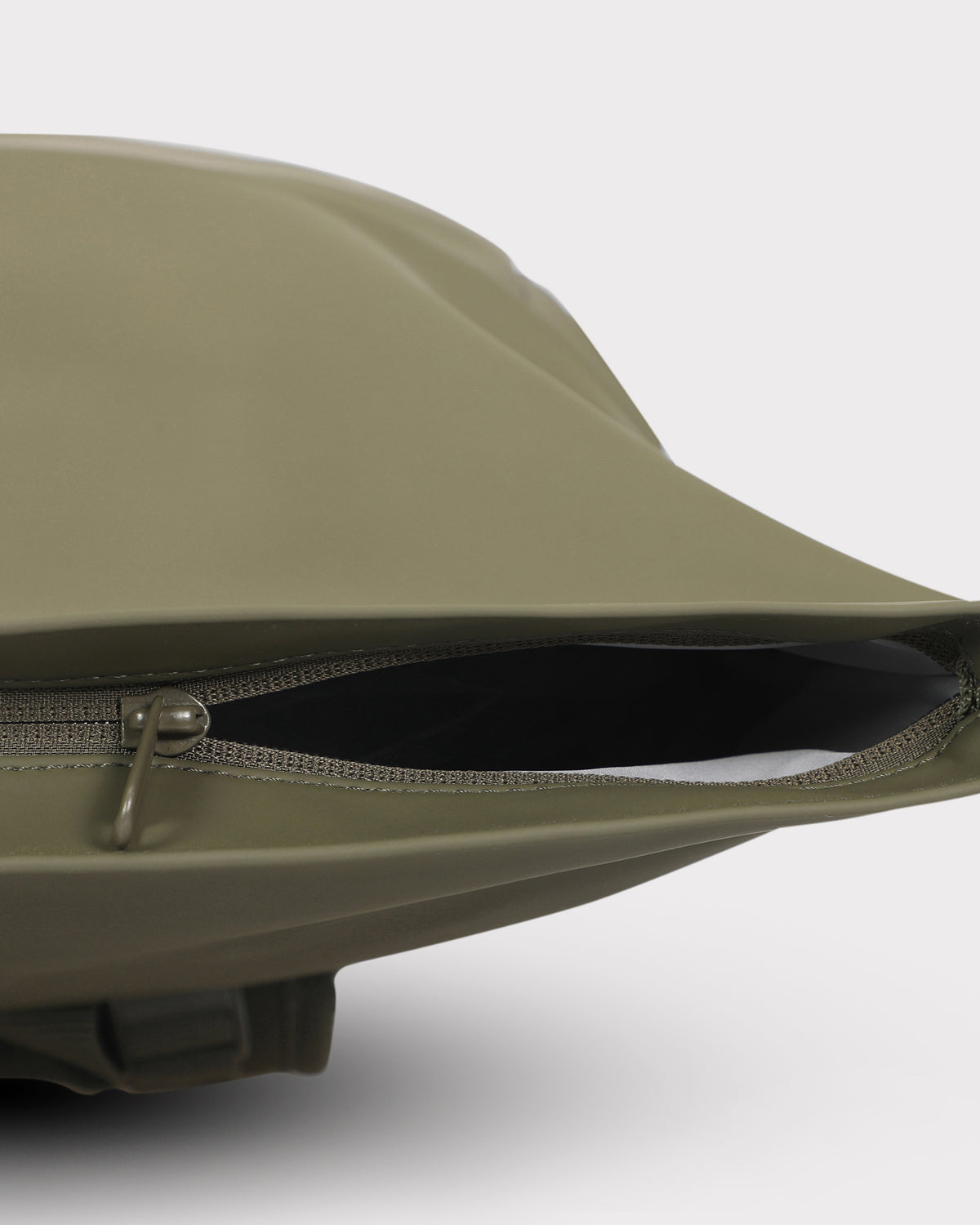 Rolltop Rucksack "Harvey Medium" in Olivgrün mit geöffnetem Reißverschluss seitlich