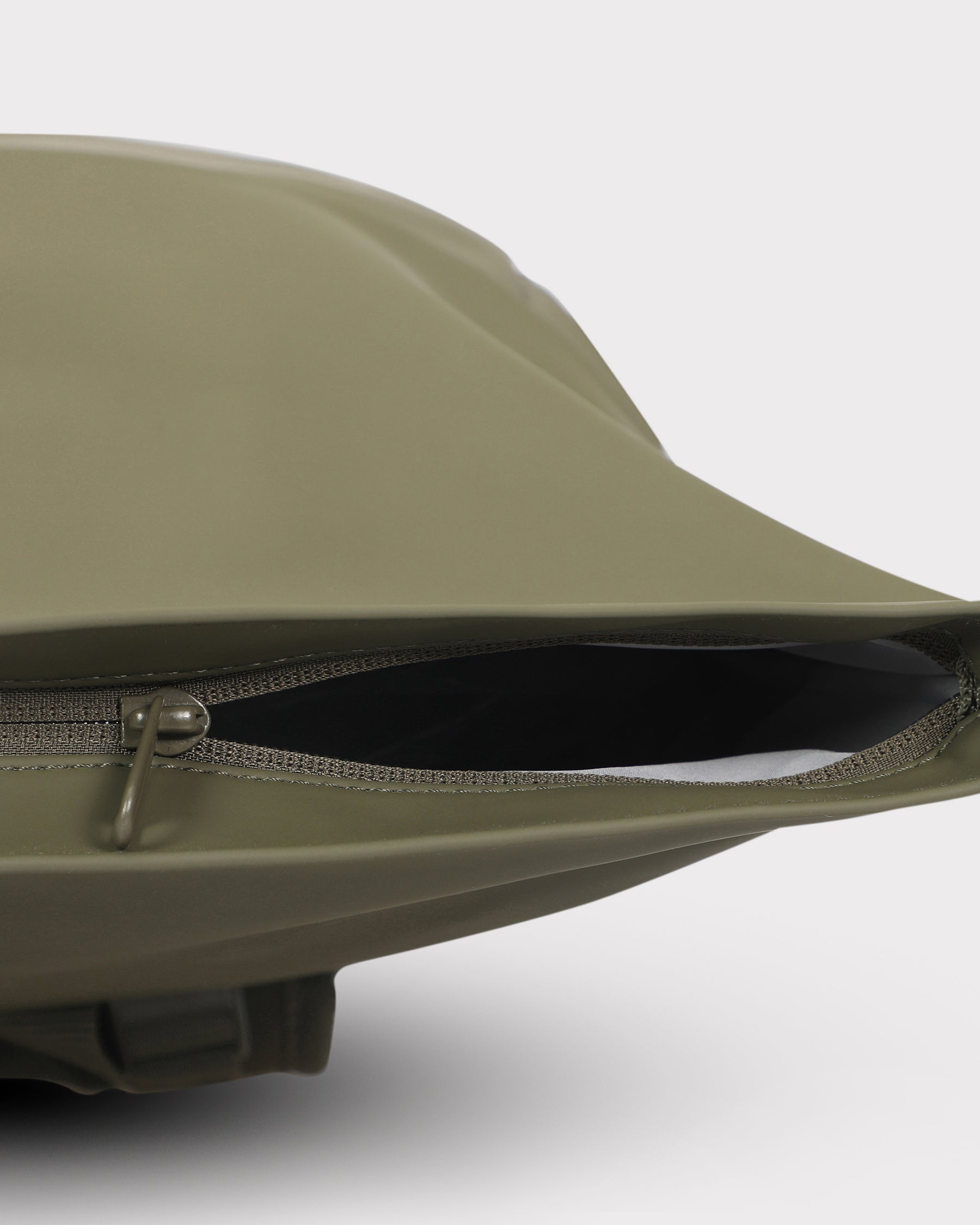 Rolltop Rucksack "Harvey Medium" in Olivgrün mit geöffnetem Reißverschluss seitlich
