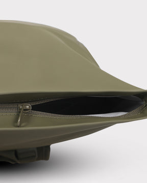 Rolltop Rucksack "Harvey Medium" in Olivgrün mit geöffnetem Reißverschluss seitlich