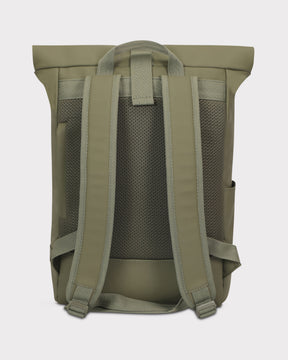 Rückansicht des olivefarbenen Rolltop-Rucksacks 'Harvey Medium' mit gepolsterten Rücken- und Schultergurten