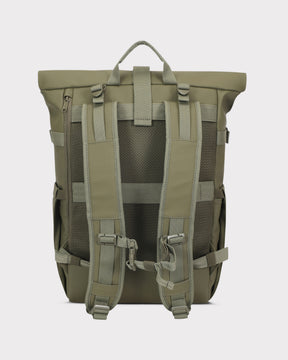 Rückseite des Rolltop-Rucksacks ‚Harvey Large‘ in Olivgrün mit gepolsterten, verstellbaren Schultergurten und Trageschlaufe