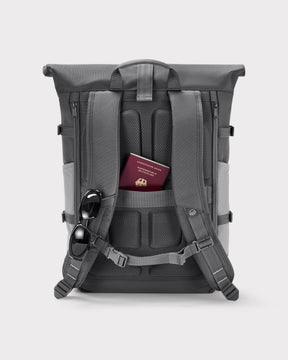 Rückseite des grauen Rolltop Rucksacks Allen Large Move mit gepolstertem Rücken, Brustgurt, verstecktem Reisepassfach und an Schulterriemen befestigten Sonnenbrillen