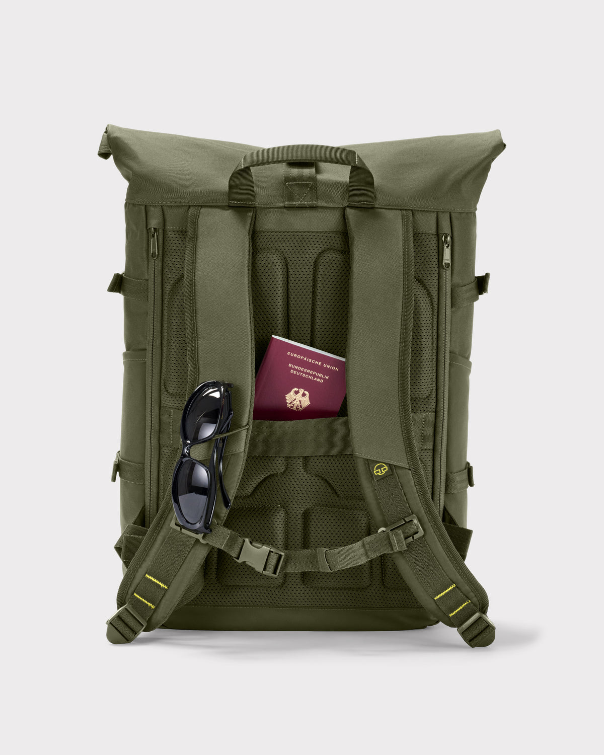 Olivefarbener Rolltop-Rucksack 'Allen Large Move' mit gepolstertem Rücken, Sonnenbrille und deutschem Reisepass im Fach