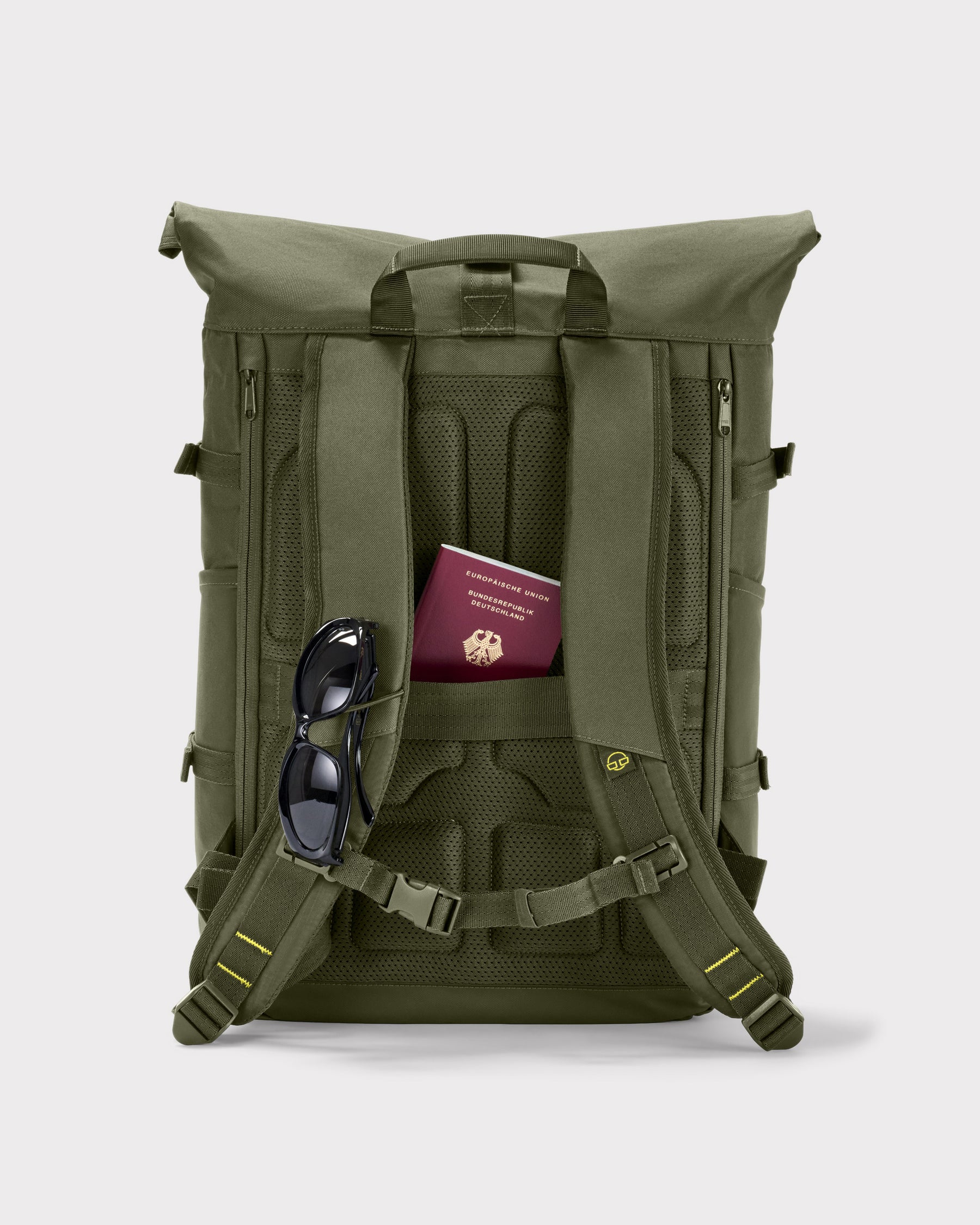 Olivefarbener Rolltop-Rucksack 'Allen Large Move' mit gepolstertem Rücken, Sonnenbrille und deutschem Reisepass im Fach