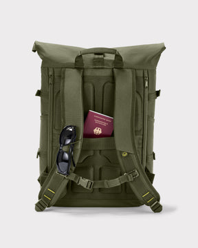 Olivefarbener Rolltop-Rucksack 'Allen Large Move' mit gepolstertem Rücken, Sonnenbrille und deutschem Reisepass im Fach