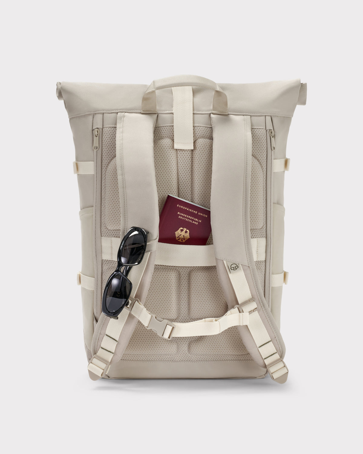 Rolltop Rucksack Allen Large Move in Sand mit gepolsterten Schulterriemen, Rückentasche mit Reisepass und Sonnenbrille