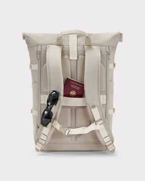 Rolltop Rucksack Allen Large Move in Sand mit gepolsterten Schulterriemen, Rückentasche mit Reisepass und Sonnenbrille