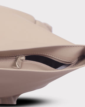 Reißverschluss des beigen Rolltop Rucksackes 'Harvey Large' von Johnny Urban in Nahaufnahme