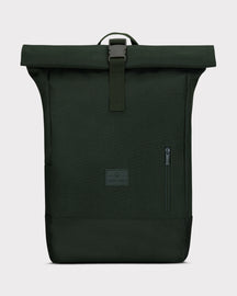 Grüner Rolltop-Rucksack 'Robin Large' von Johnny Urban mit Frontreißverschluss und Tragegriff