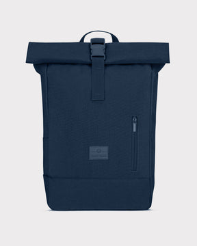 Blauer Rolltop Rucksack 'Robin Medium' von Johnny Urban mit Frontreißverschlusstasche