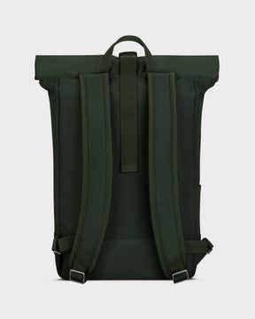 Grüner Rolltop Rucksack 'Robin Medium' von Johnny Urban, Rückseite mit gepolsterten Schultergurten