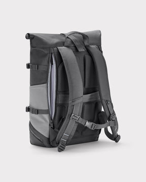 Rolltop Rucksack Allen Large Move in Grau, Rückseite mit gepolsterten Trägern und Schnellzugriffstasche