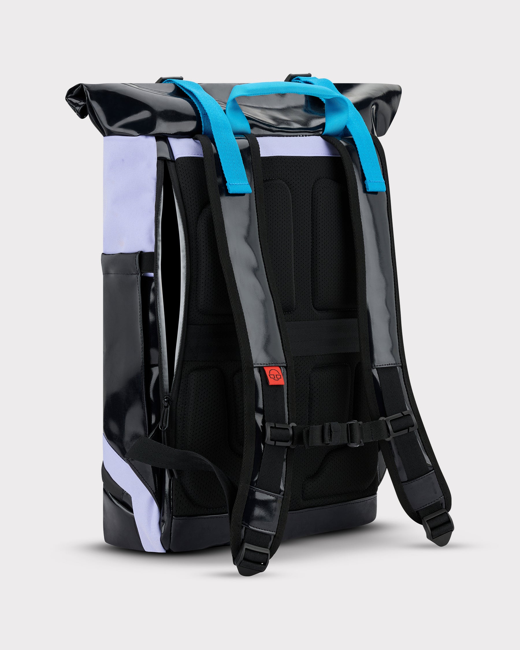 Rolltop Rucksack Ashton in Schwarz und Flieder mit gepolstertem Rücken und hellblauen Schultergurten